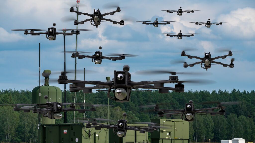 Enjambre de drones con equipo de mando.
