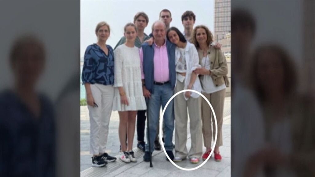 Un extraño detalle de la foto familiar del rey emérito en Abu Dabi desata la polémica en las redes sociales