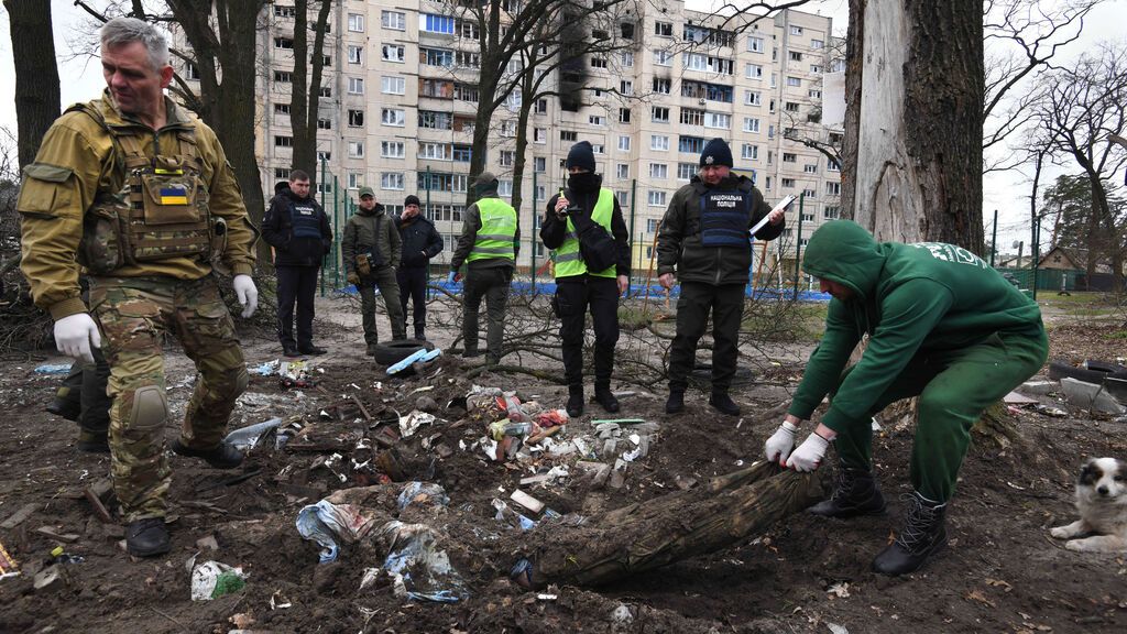 Investigadores ucranianos en Bucha (Kiev)