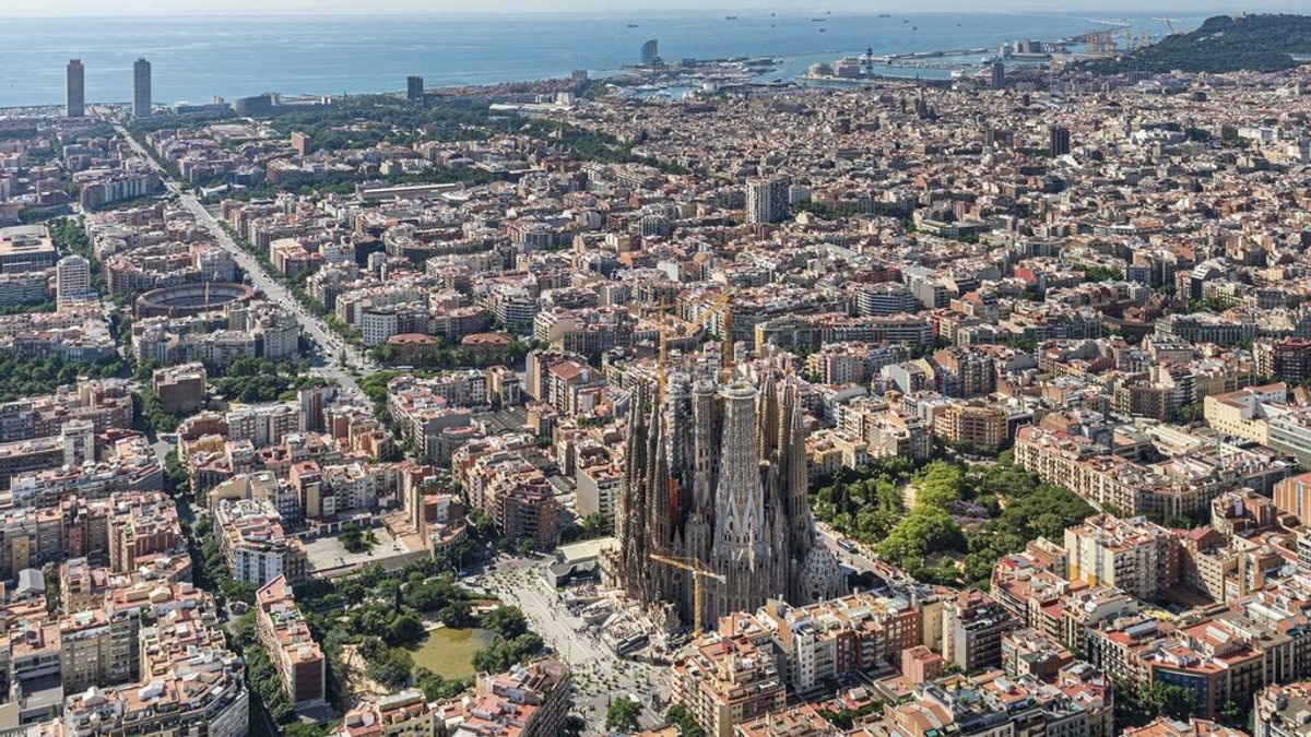 Un tercio de las familias barcelonesas no llega a fin de mes y el 21,7 % está en riesgo de pobreza Un tercio de las familias barcelonesas no llega a fin de mes y el 21,7 % está en riesgo de pobreza