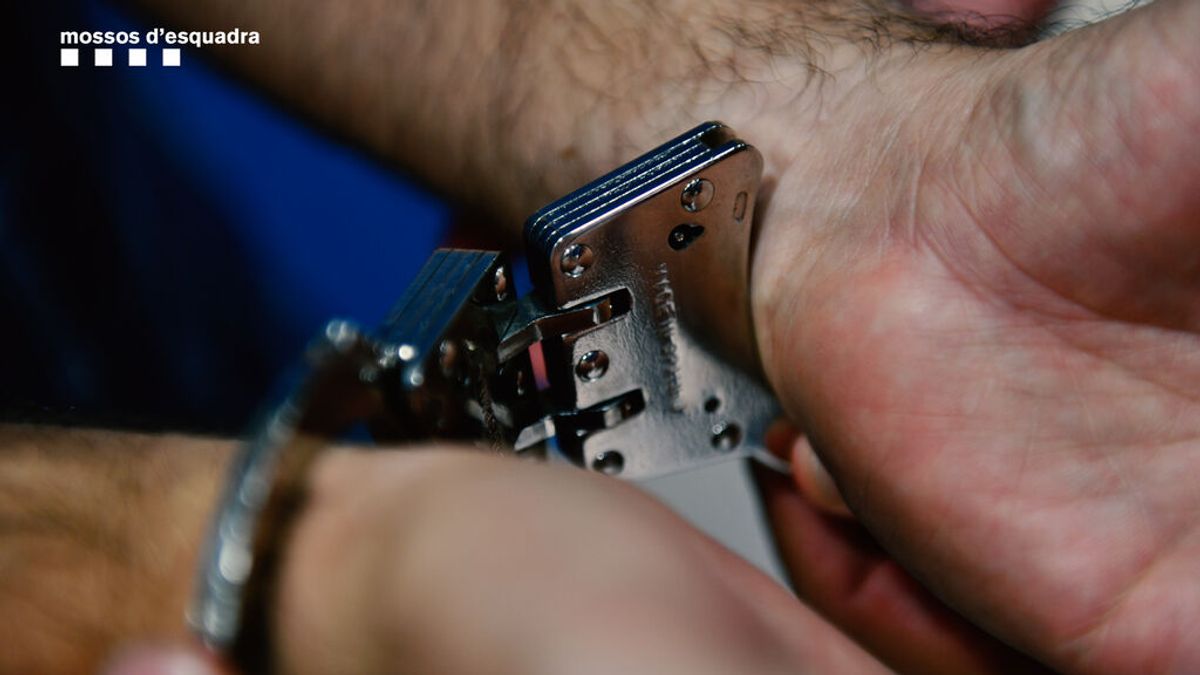 Tres detenidos por robar a un hombre su reloj de 120.000 euros en Barcelona Tres detenidos por robar a un hombre su reloj de 120.000 euros en Barcelona
