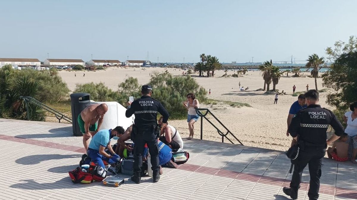 Salvan la vida a un hombre convulsionando con la colaboración de una bañista en El Puerto Salvan la vida a un hombre convulsionando con la colaboración de una bañista en El Puerto