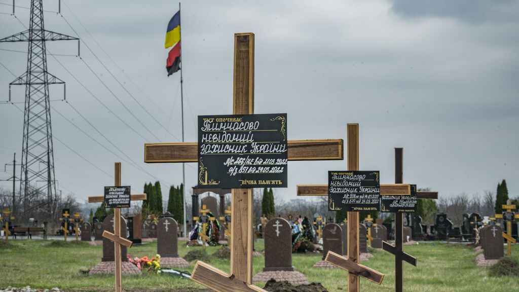 Tumbas de militares ucranianos muertos en la guerra con Rusia
