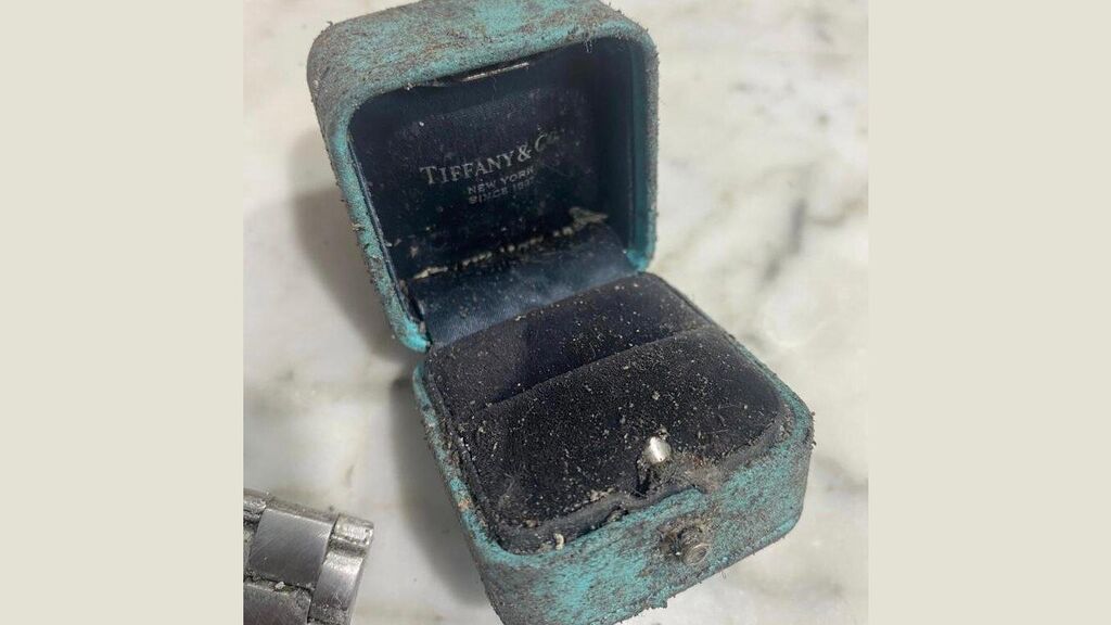 Caja de anillos de compromiso encontrada entre los escombros