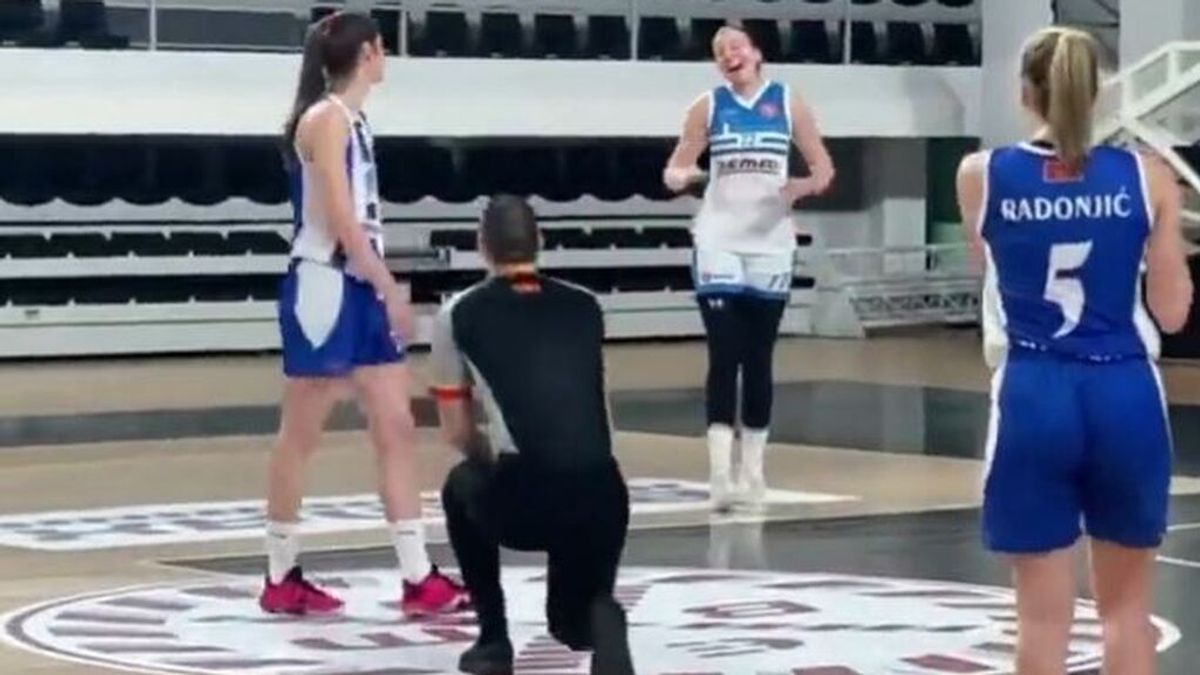 La pedida de mano viral de un árbitro a una jugadora de baloncesto en medio de una final