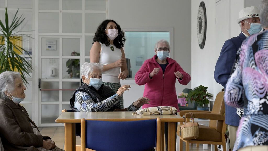 Centros de mayores ven "una temeridad" retirar las mascarillas en interiores: "Atenta contra los vulnerables"