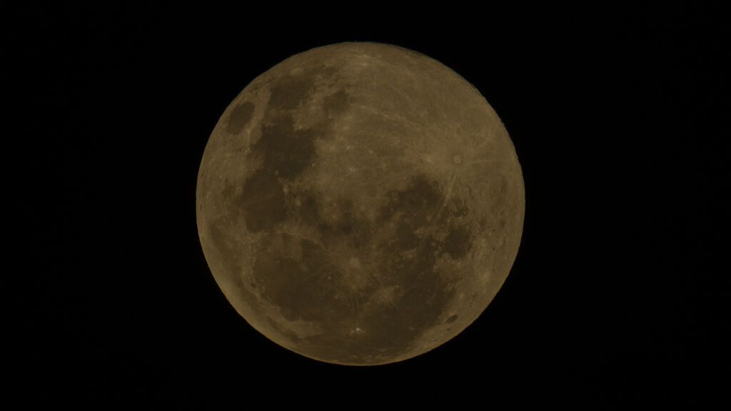 Luna llena sobre el cielo de Brasilia