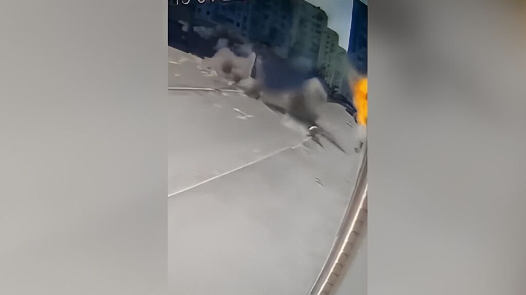 La imagen de una residente de Járkov que salva la vida por segundos bajo las bombas rusas