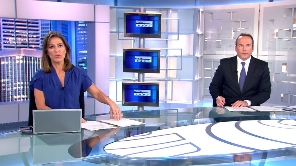 Con Ángeles Blanco y Roberto Fernández Informativos Telecinco 2022 Noche 16/04/2022