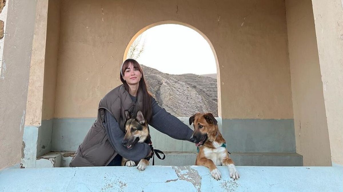 Aitana Ocaña y Miguel Bernardeau pasan la Semana Santa rodeados de naturaleza junto a sus dos perritas
