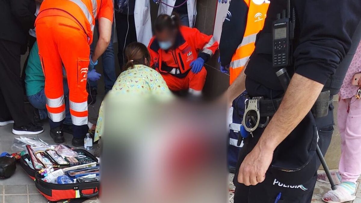 Apuñala a un joven por la espalda y se da a la fuga tras una discusión vecinal en Granada Apuñala a un joven por la espalda y se da a la fuga tras una discusión vecinal en Granada