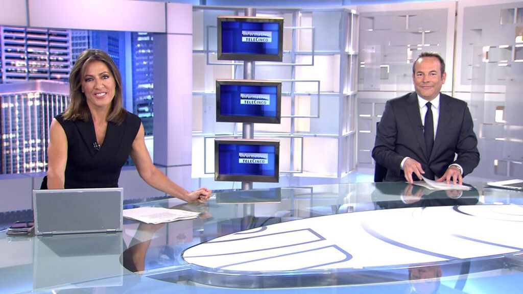 Con Ángeles Blanco y Roberto Fernández Informativos Telecinco 2022 Noche 17/04/2022