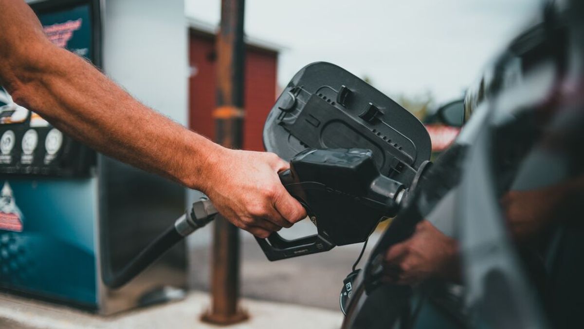 ¿Por qué suele subir más el precio del diésel que el de la gasolina?