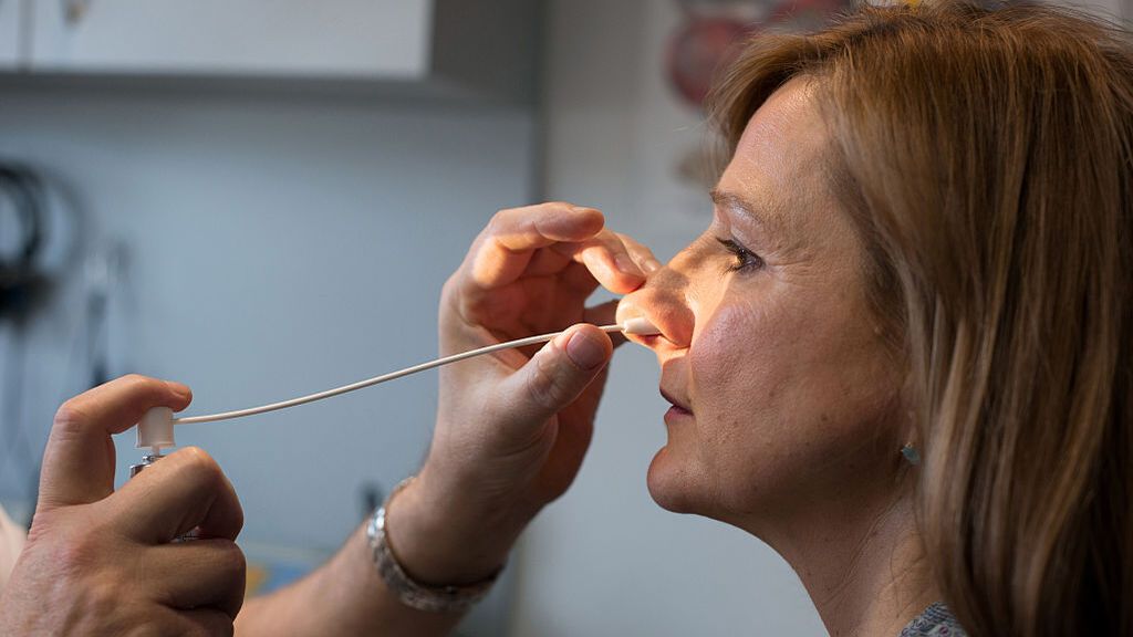 Un aerosol nasal podría ser mejor que un tratamiento con anticuerpos frente a la covid