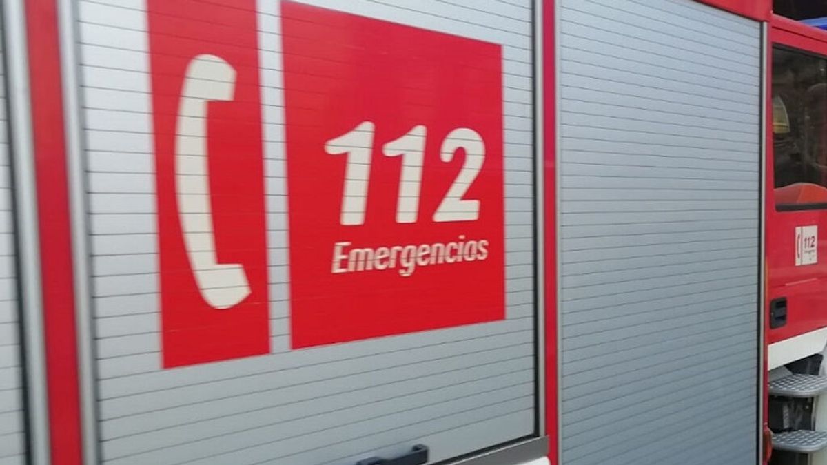 Buscan posibles víctimas entre los escombros de una vivienda incendiada en Viveiro Buscan posibles víctimas entre los escombros de una vivienda incendiada en Viveiro