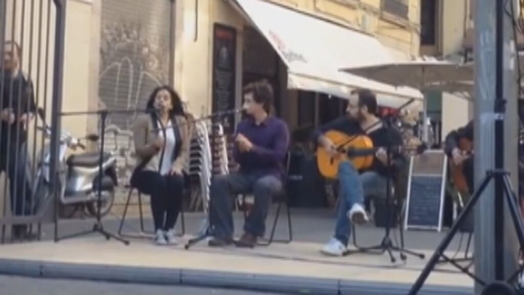 Una desconocida y joven Rosalía cantando en la calle de Barcelona