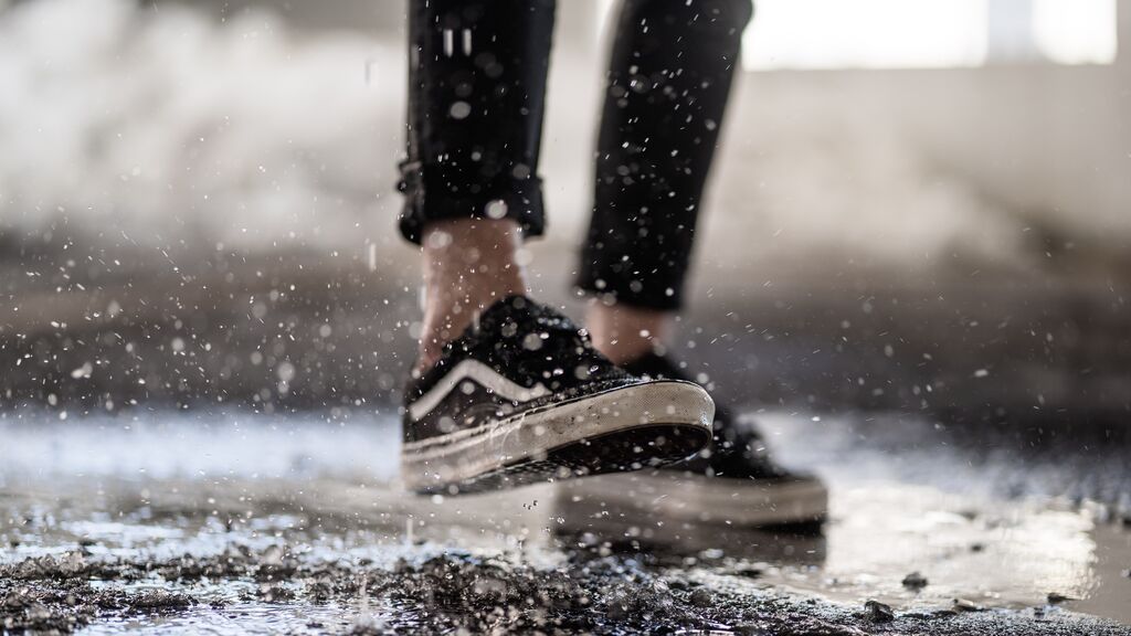 Cómo evitar que los zapatos resbalen en días de lluvia