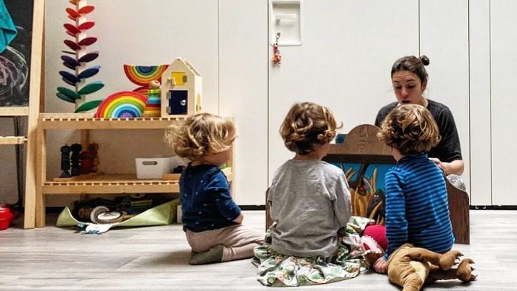 Irene Montero publica por primera vez una foto jugando con sus tres hijos y algo llama la atención