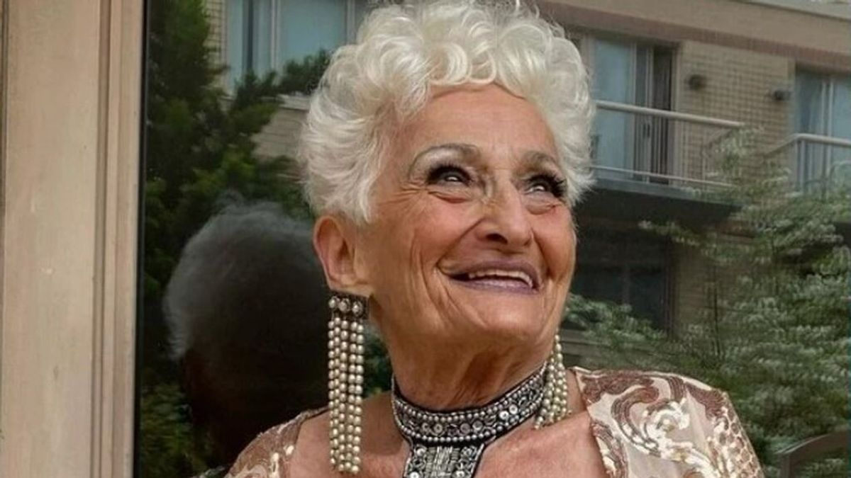 Estrella de Tinder a los 86 años: la mujer que ha conseguido más de 50 citas desde que decidió rehacer su vida
