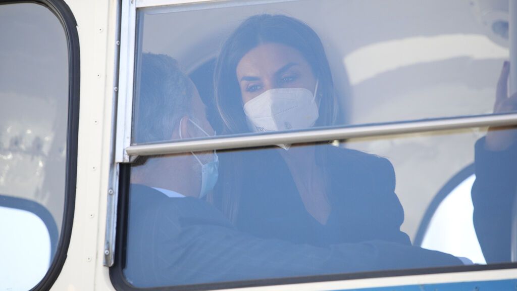 semana-insolito-los-reyes-felipe-y-letizia-se-suben-al-bus-y-esto-es-lo-que-pasa-4
