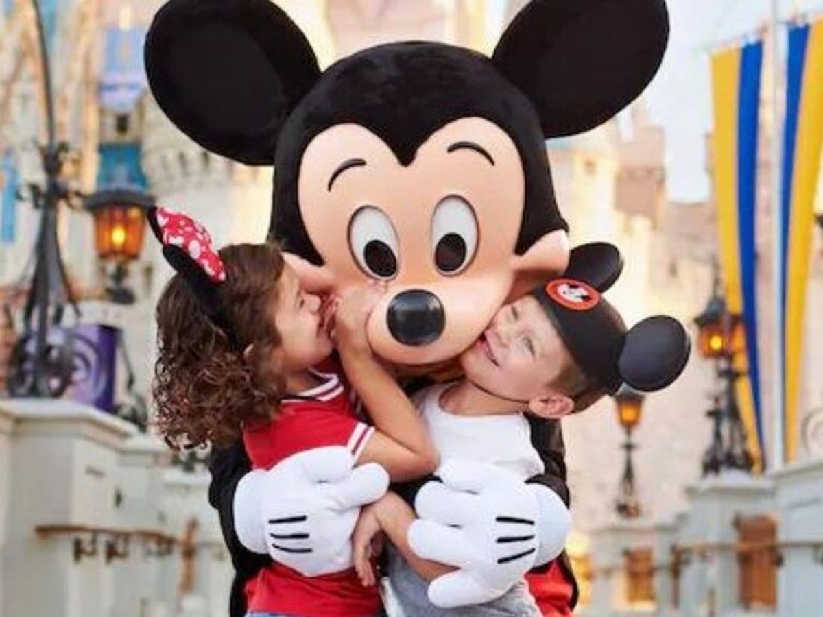 Dos años después vuelven los abrazos a Disneyland- NIUS