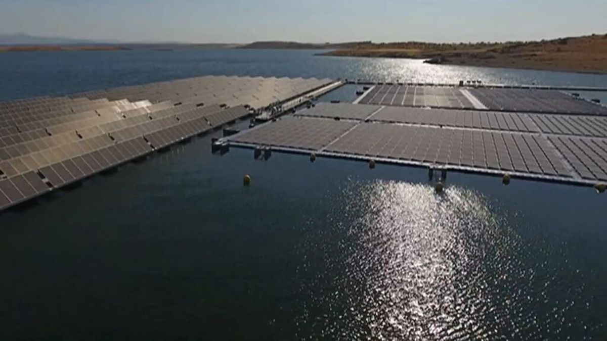 Placas solares flotantes, la apuesta del Gobierno para abaratar la luz