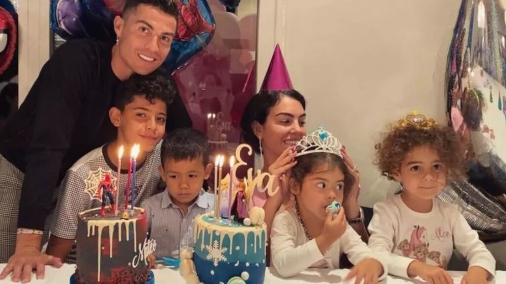 Cristiano Ronaldo con sus cuatro hijos