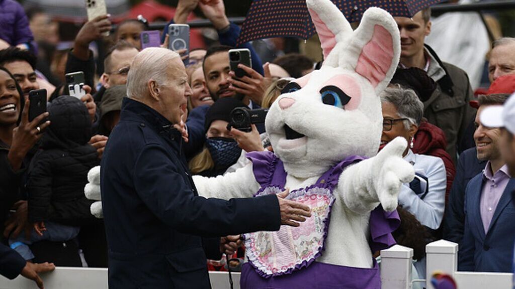 Joe Biden "desorientado", esta vez con el "conejo de Pascua"