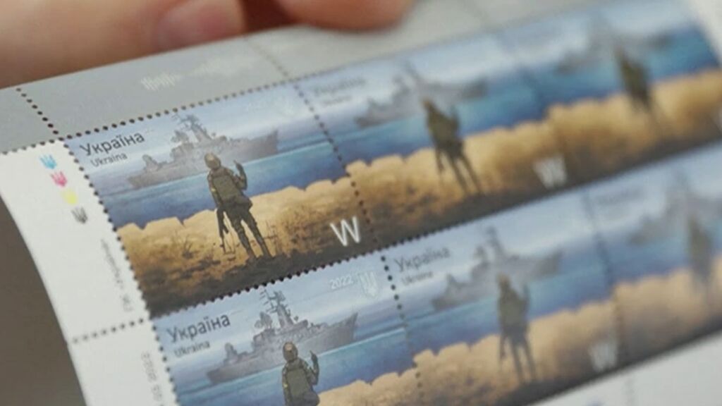 Colas para comprar un sello con la imagen del buque de Rusia, hundido por el Ejército de Ucrania