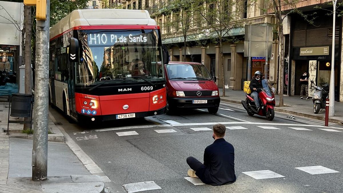 La reacción viral de un chico en Barcelona: no le dejan subir al bus y se sienta en la carretera para impedir su paso