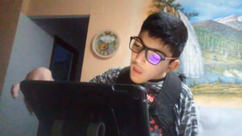 Guille, un adolescente con parálisis cerebral, busca amigos para compartir su pasión por los videojuegos