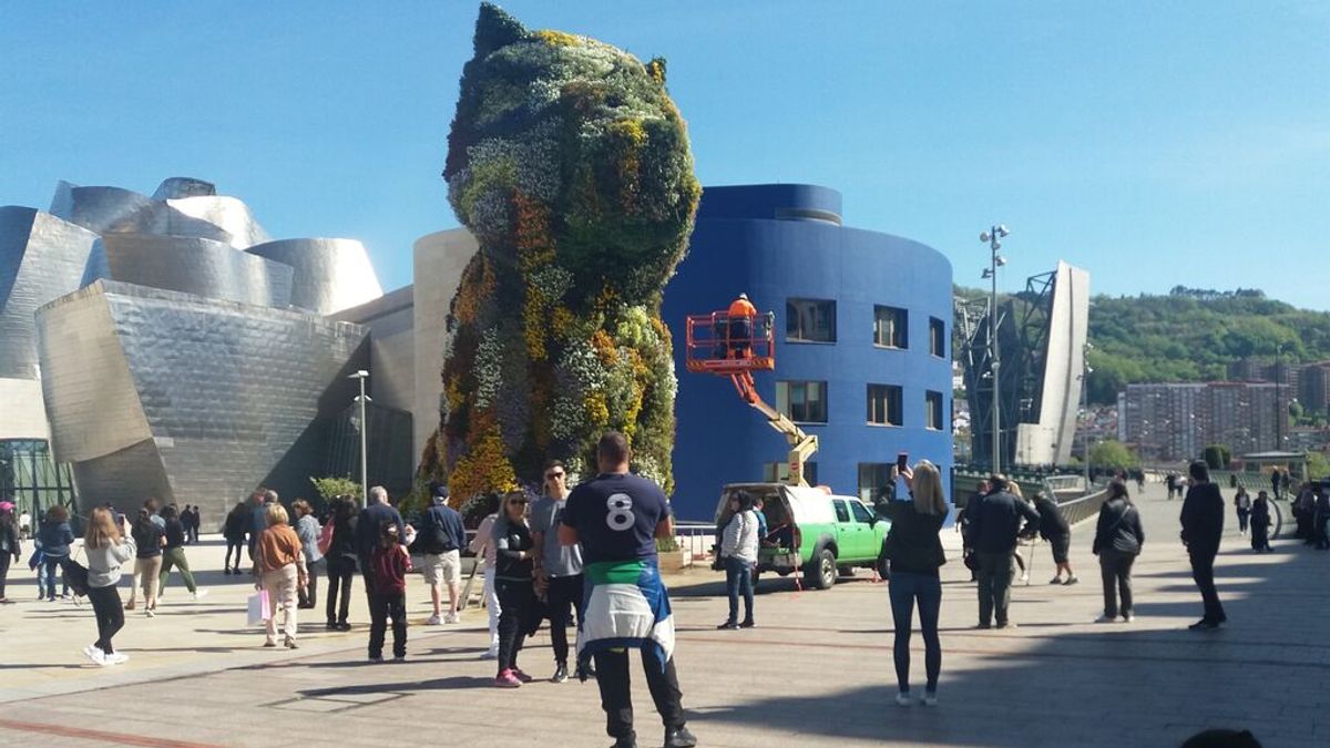 Turistas en el exterior del museo Guggenheim, en Bilbao