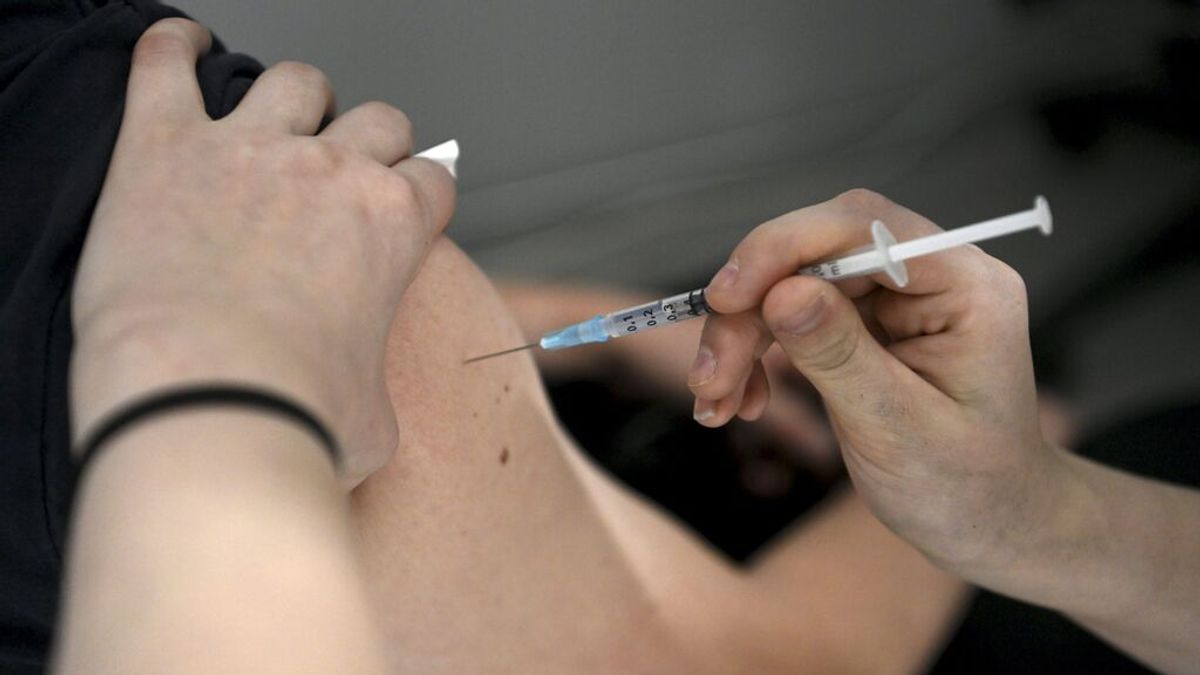 Pfizer insiste en la vacunación anual del coronavirus por culpa ómicron en todas las edades