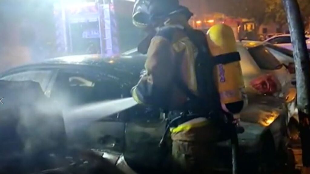 El incendio en el taller mecánico en el centro de Sevilla se extendió rápidamente arrasando todos los coches.