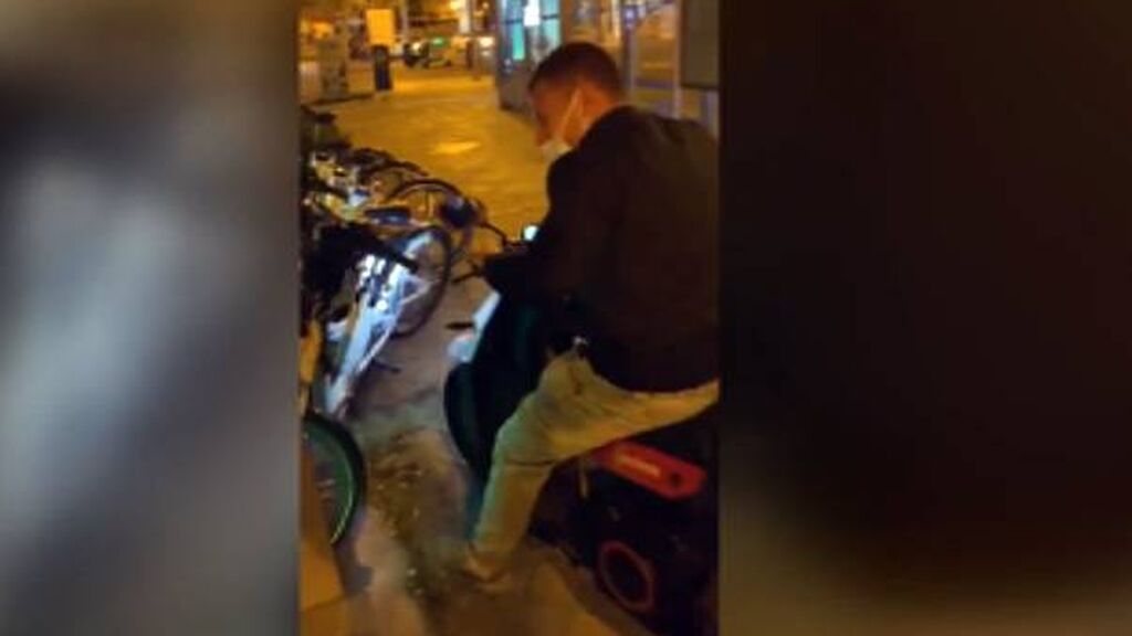 Detenido por embestir a varias bicicletas aparcadas con una moto de alquiler en Madrid