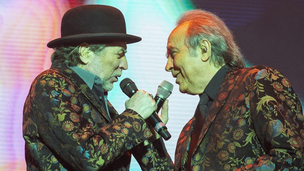 Serrat y Sabina cantando durante su gira juntos.