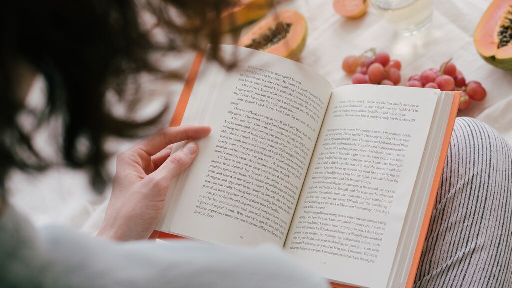 Compra un libro de segunda mano y entre sus páginas encuentra un ticket que ha arrasado en las redes: ""