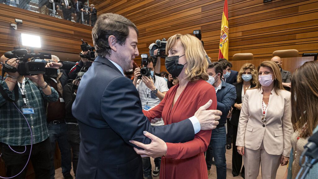 Mañueco toma posesión arropado por Ayuso, Rajoy y Abascal y la ausencia de Feijóo