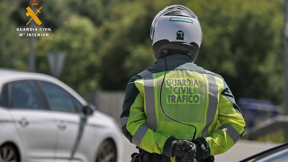 La Guardia Civil auxilia a un conductor que huía sin carné, luces, seguro ni ITV y se quedó si gasolina