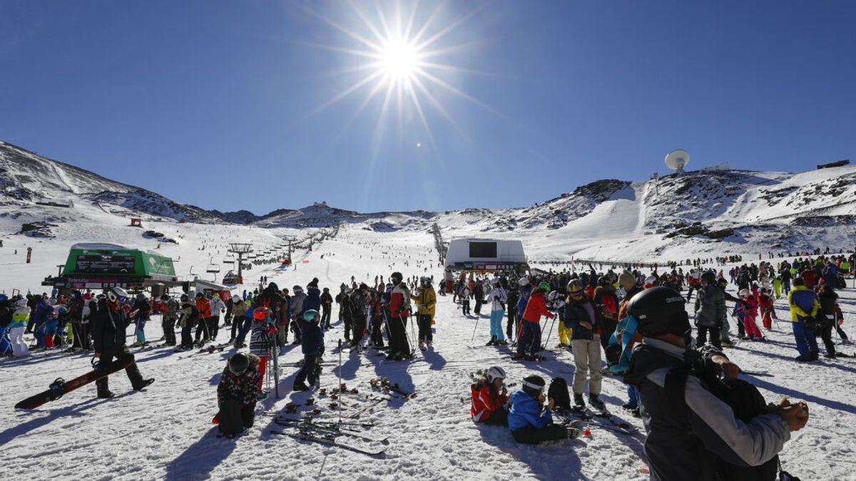 Los empresarios de Sierra Nevada aceptan el cierre anticipado aunque “no les parece bien” Los empresarios de Sierra Nevada aceptan el cierre anticipado aunque “no les parece bien”