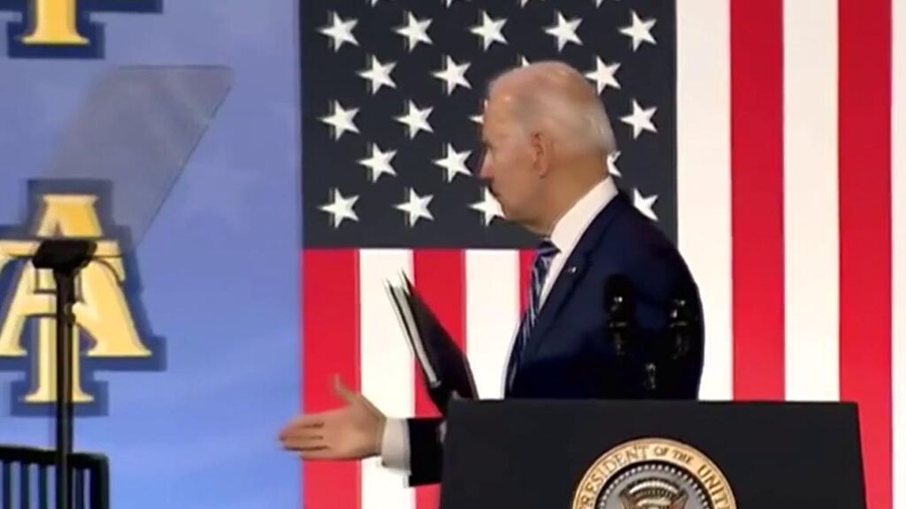 Un nuevo despiste de Joe Biden desata las alarmas: su saludo al aire