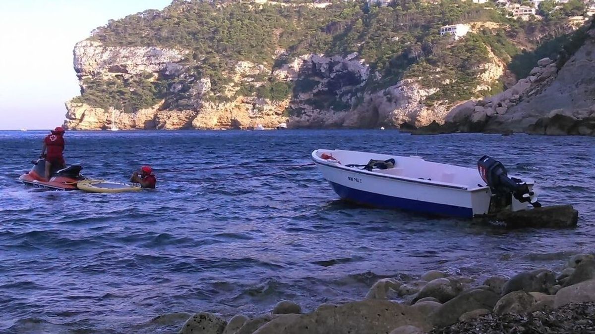 Interceptan una patera con cuatro migrantes en una cala de La Vila Joiosa Interceptan una patera con cuatro migrantes en una cala de La Vila Joiosa