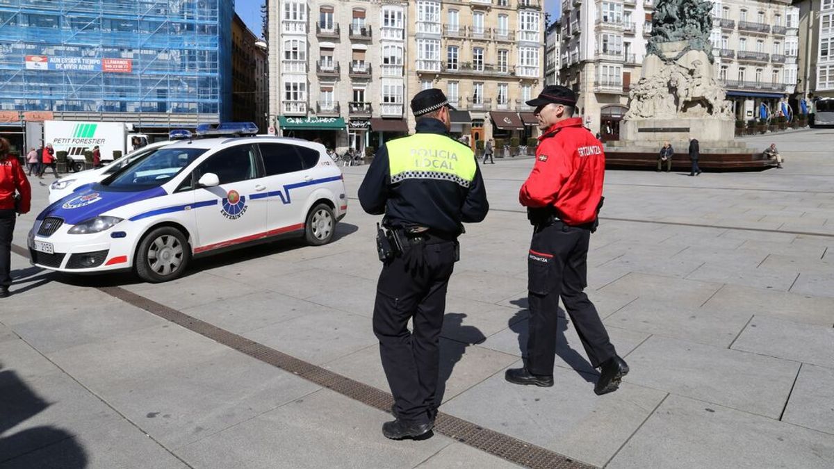 Un ertzaina y un policía local en Vitoria Un ertzaina y un policía local en Vitoria