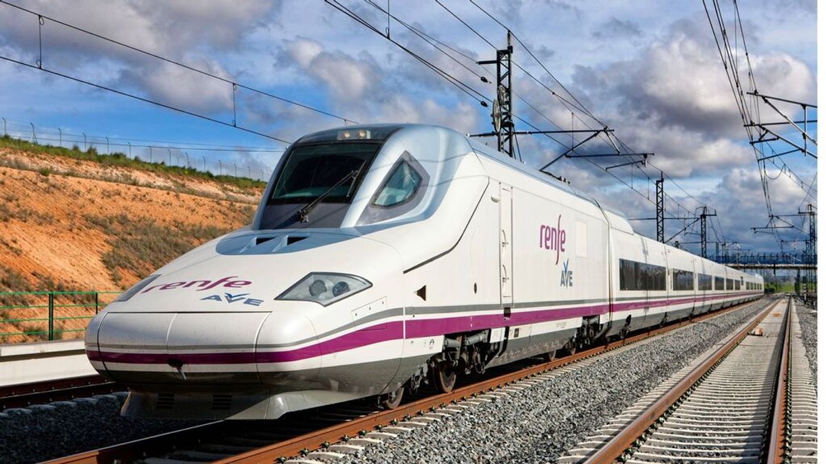 Adif propone que ocho trenes del AVE Valencia-Madrid lleguen a Atocha y el resto a Chamartín Adif propone que ocho trenes del AVE Valencia-Madrid lleguen a Atocha y el resto a Chamartín