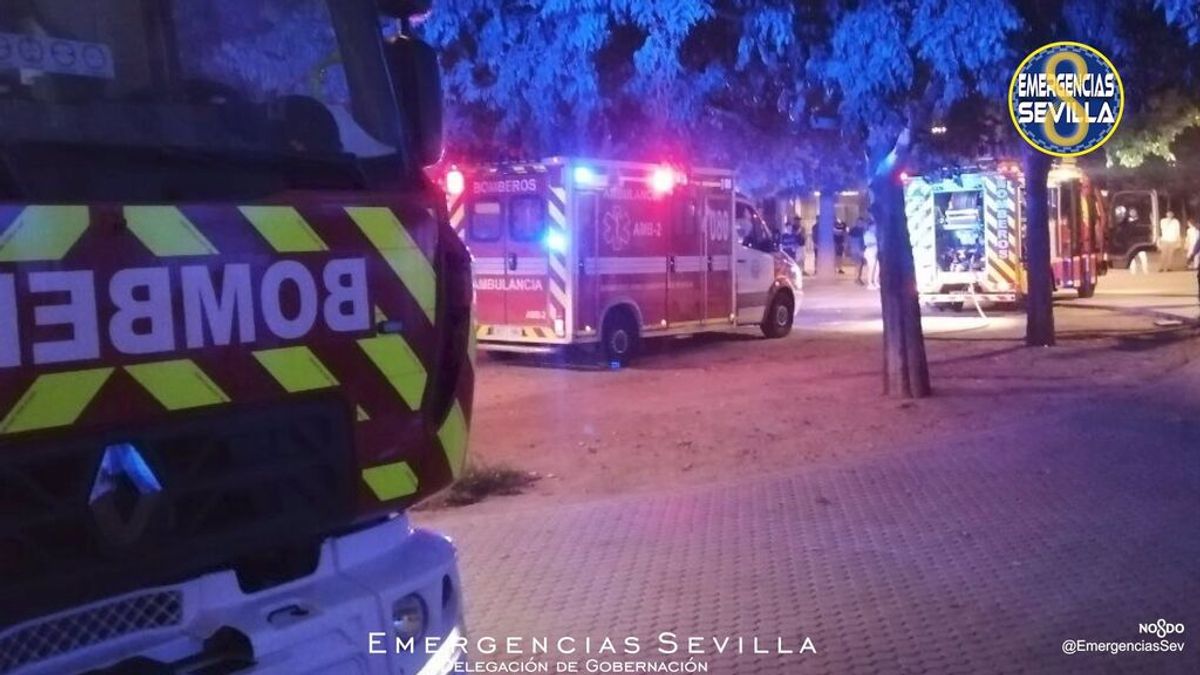 Una deflagración provoca un aparatoso incendio en un taller mecánico de Sevilla