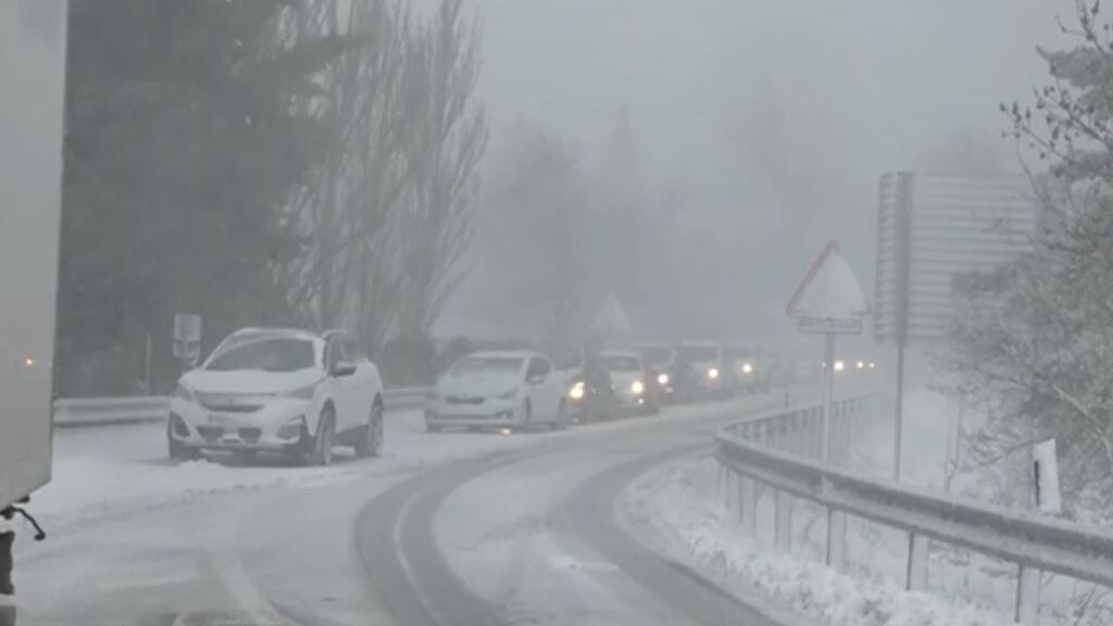 La nieve colapsa las carreteras y coge por sorpresa a los conductores