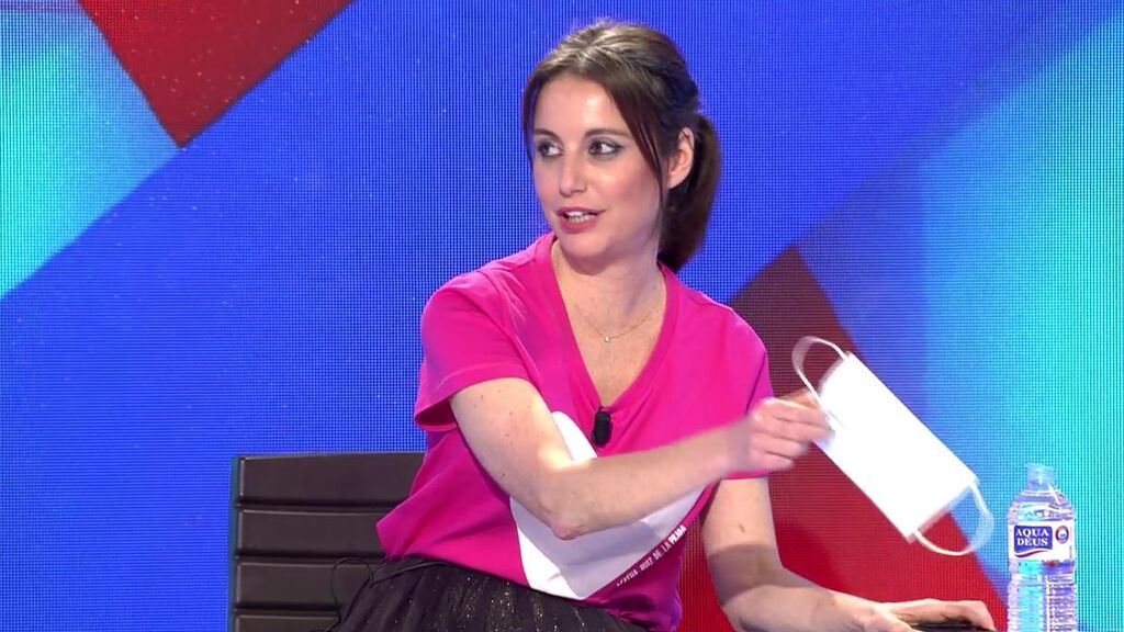 Andrea Levy ha traído la mascarilla "buena"