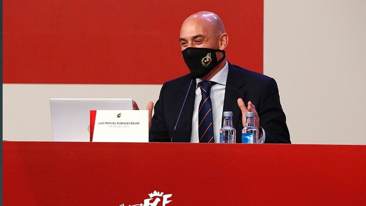 En directo: Luis Rubiales habla del cobro de comisiones por la Supercopa en Arabia Saudí En directo: Luis Rubiales habla del cobro de comisiones por la Supercopa en Arabia Saudí