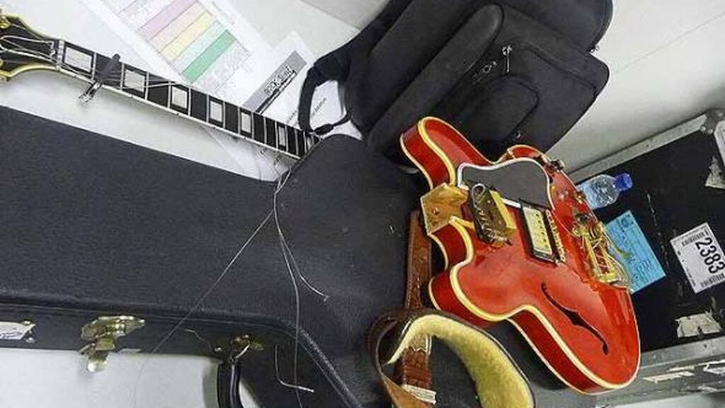 La guitarra de Oasis rota tras la pelea de los músicos.