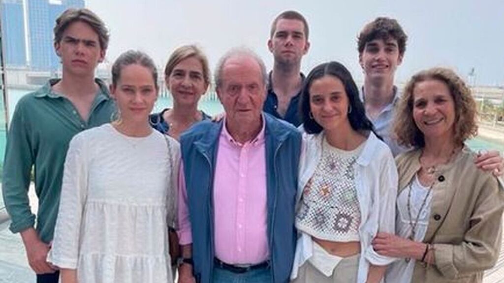 La foto viral del rey emérito en Abu Dabi con sus hijas y sus nietos